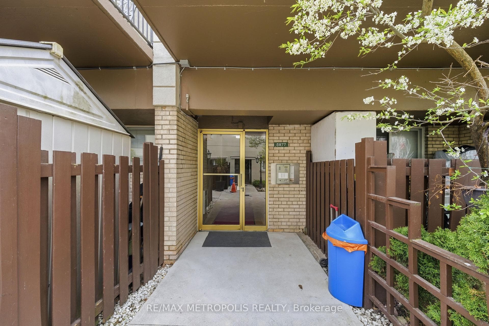 5877 Bathurst Street 205, Toronto C07, ON M2R 1Y7, Toronto C07, ON — photo 2 of 26