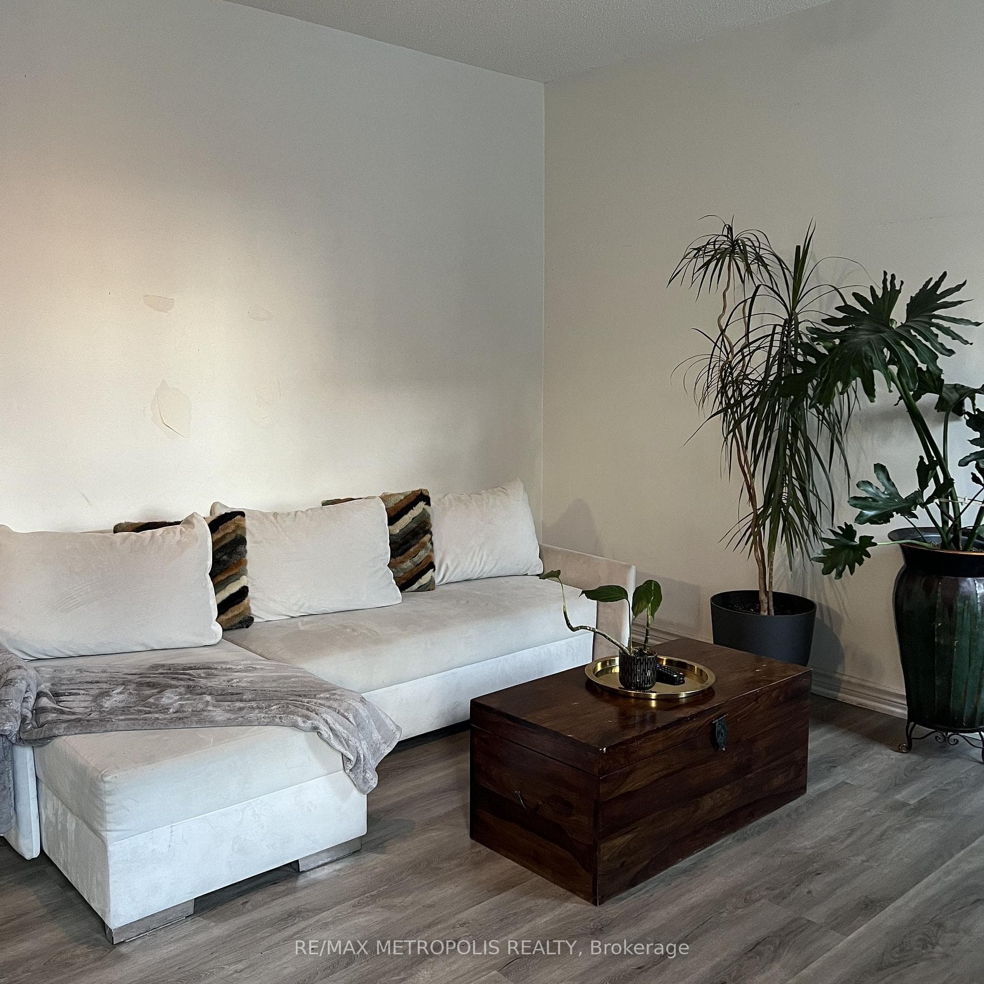 854 BATHURST Street, Toronto C02, ON M5R 3G3, Toronto C02, ON — photo 3 of 49