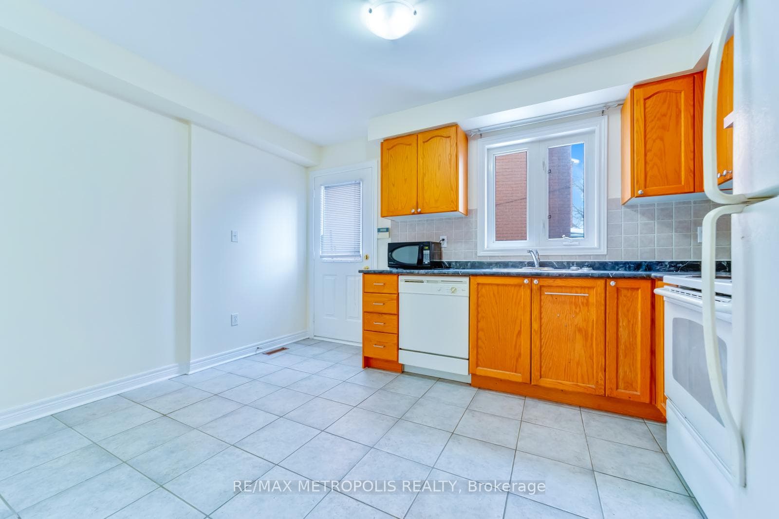 16B Gower Street, Toronto E03, ON M4B 3P5, Toronto E03, ON — photo 4 of 14