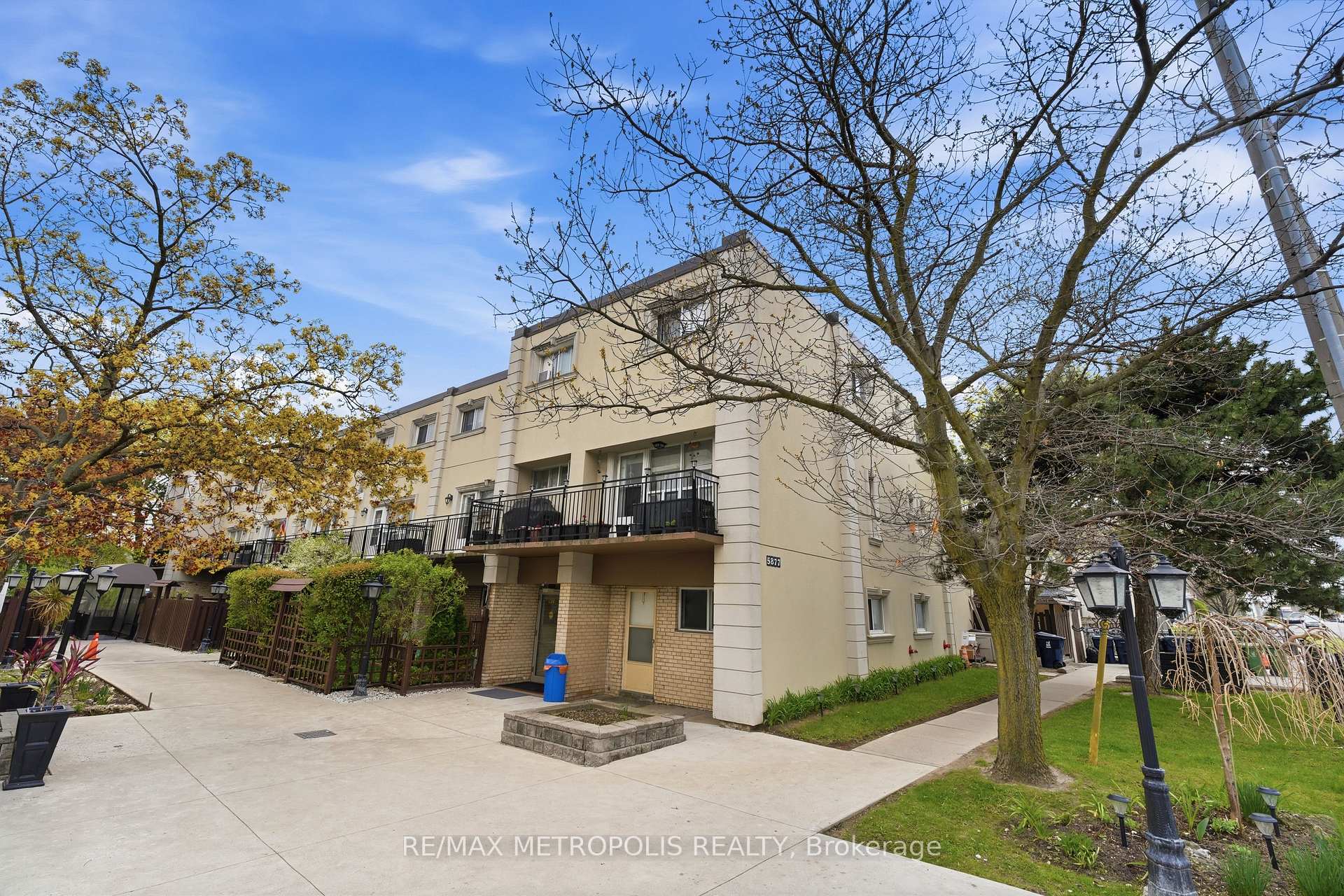 5877 Bathurst Street 205, Toronto C07, ON M2R 1Y7, Toronto C07, ON — photo 1 of 26