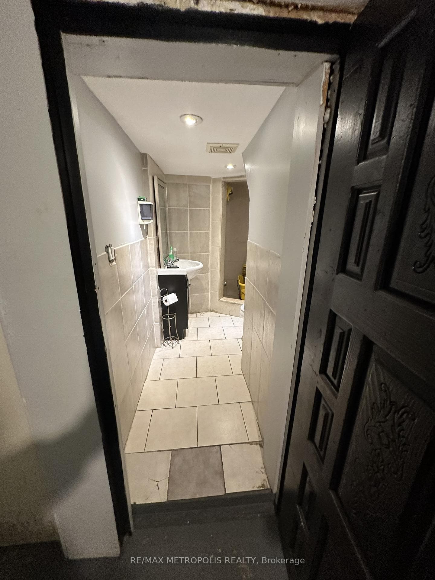854 BATHURST Street, Toronto C02, ON M5R 3G3, Toronto C02, ON — photo 20 of 49