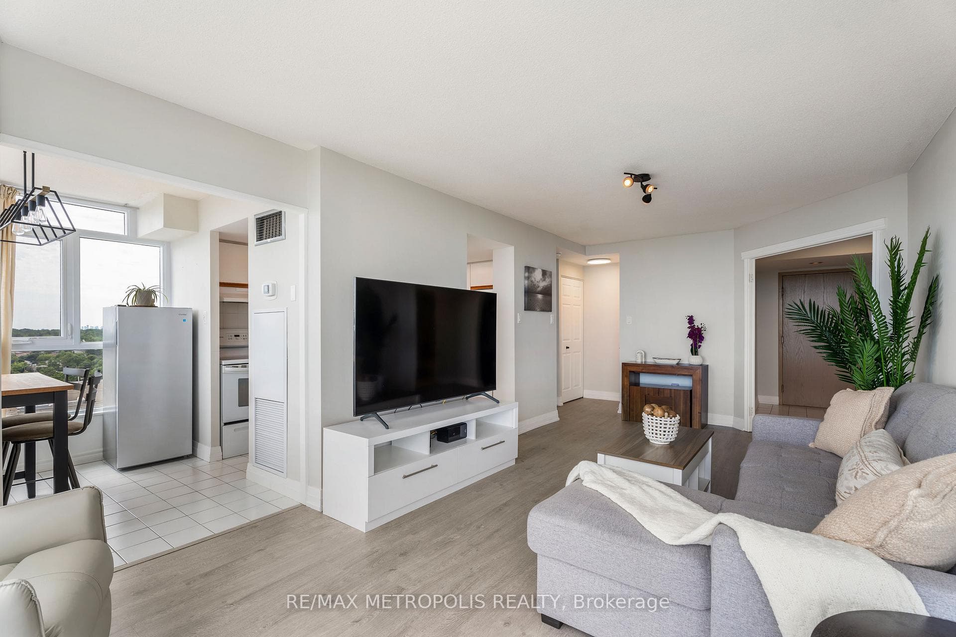 3233 Eglinton Avenue E 1707, Toronto E08, ON M1J 3N6, Toronto E08, ON — photo 2 of 37