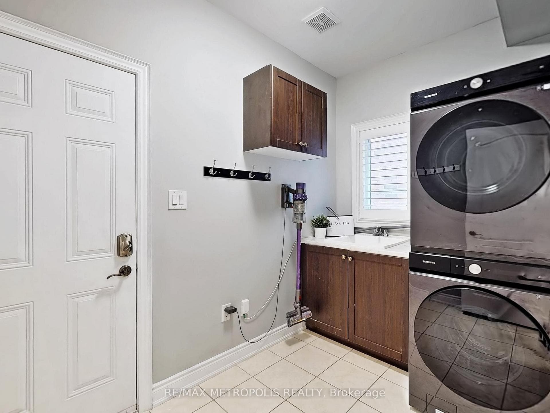 124 Milby Crescent, Bradford West Gwillimbury, ON L3Z 0X8, Bradford West Gwillimbury, ON — photo 4 of 29